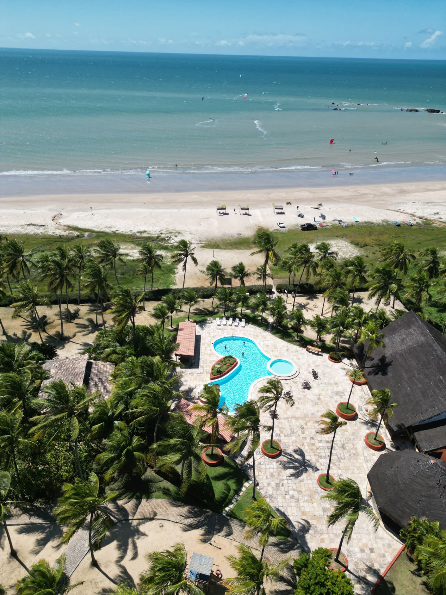 Vista aérea do Hotel Siri Paraíso, com piscina, coqueiros e praia